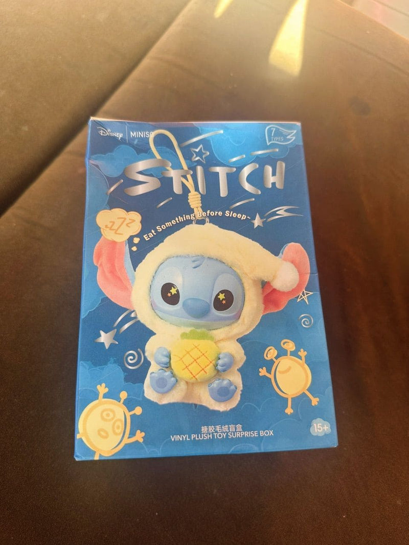 Boneco Stitch Labubu Eat Something Before Sleep Caixa Surpresa Boneco Pelúcia e Vinil*